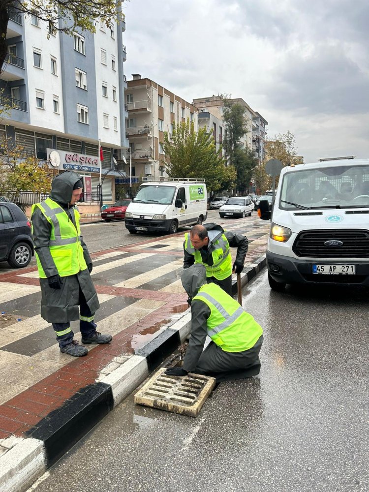 Manisa Büyükşehir ve MASKİ Ekipleri Yağışta Sahadaydı