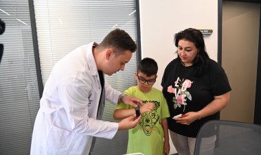 Büyükşehir’in “Ben Buradayım” Projesinde Bileklik Dağıtımı Sürüyor