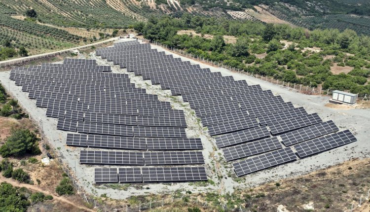 AKHİSAR BELEDİYESİ, GÜNEŞ ENERJİSİYLE HEM ÜRETİYOR HEM HİZMETE DÖNÜŞTÜRÜYOR