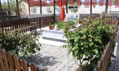 Manisa Büyükşehir Belediyesi Şehit Kabirlerini Yeniliyor