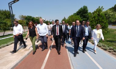 Başkan Dutlulu Akhisar’da Asfalt Çalışmalarını İnceledi, Esnafla Buluştu