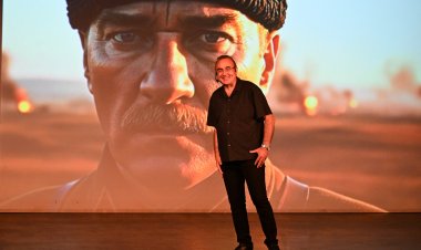 Sunay Akın’ın “Zafere Giden Yol” Söyleşisi Ayakta Alkışlandı