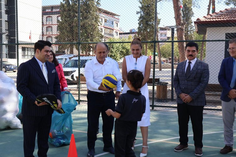 Belediye’den Öğrencilere Spor Malzemesi Desteği