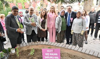 Meme Kanseri için Pembe Çiçekler Toprakla Buluştu