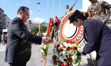 29 Ekim Bayram Coşkusu Çelenk Sunumuyla Başladı