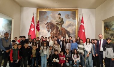 NAMIK OĞUL ORTAOKULU ANITKABİR’DE RESMİ TÖREN DÜZENLEDİ