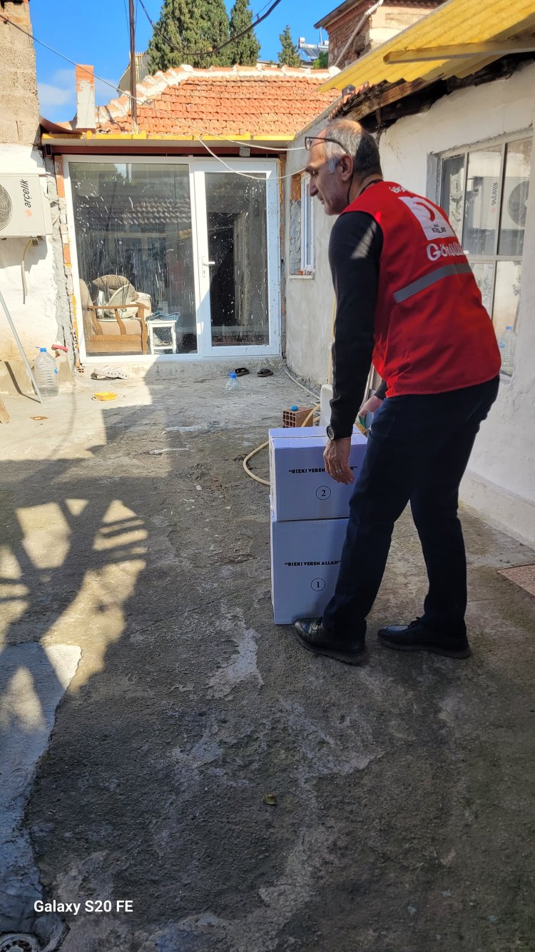 KIZILAY AKHİSAR ŞUBESİNDEN 90 AİLEYE  GIDA KOLİSİ YARDIMI