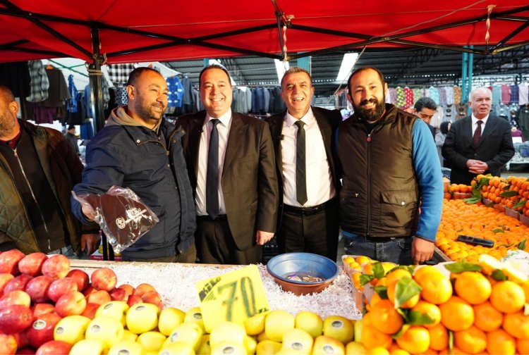 Başkan Dutlulu Perşembe Pazarı’nda Esnafla Bir Araya Geldi