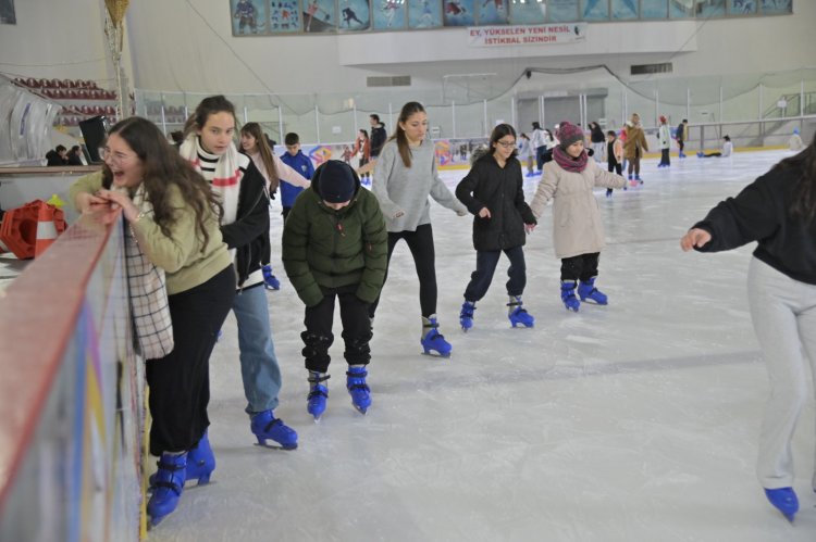 Başkan Dutlulu’dan Öğrencilere Karne Hediyesi