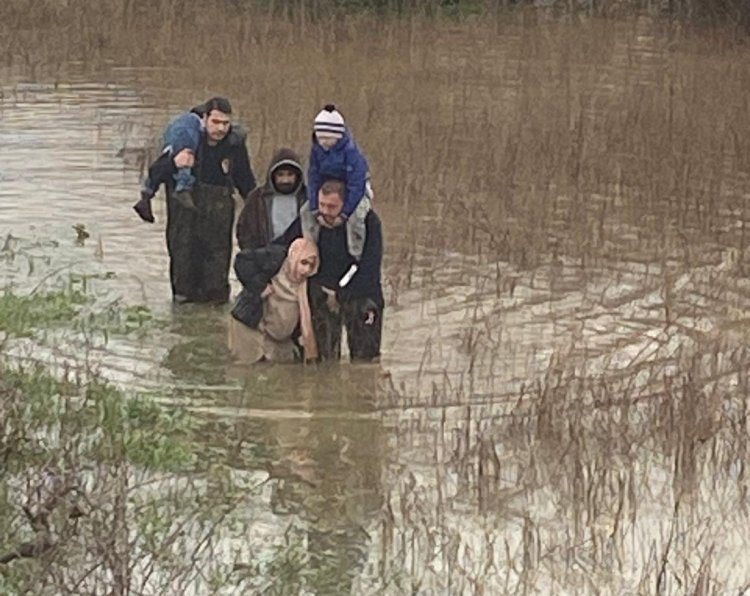 Selde Mahsur Kalanların İmdadına Büyükşehir İtfaiyesi Yetişti