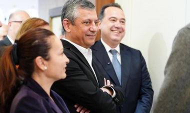 CHP Genel Başkanı Özgür Özel “Sarışın Bir Kurt” Sergisini Gezdi