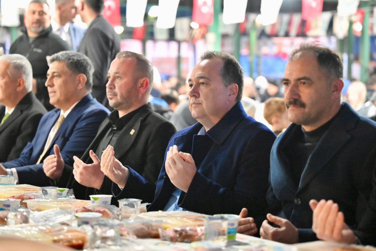 Demirci’deki İftar Sofrası Birlik ve Bereketi Aynı Sofrada Buluşturdu