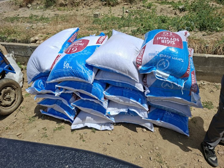 Büyükşehir’den Yangından Etkilenen Gördesli Üreticiye Yem Desteği